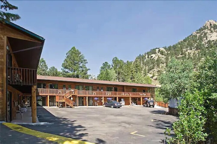 Hotel 4 of 104