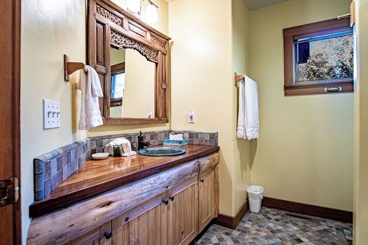 Creekside on Quigley - 3BD Private Home on Trails + Hot Tub