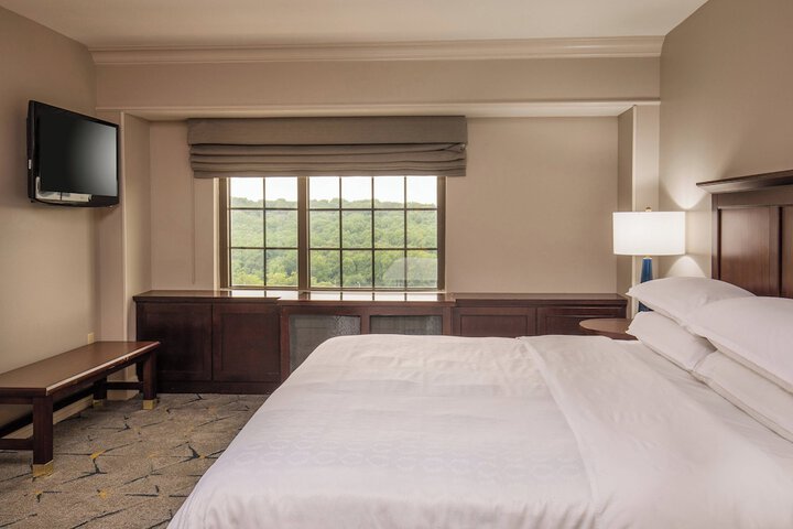 Room 32 of 61