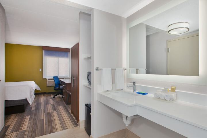 Holiday Inn Express Fairfax - Arlington Boulevard by IHG