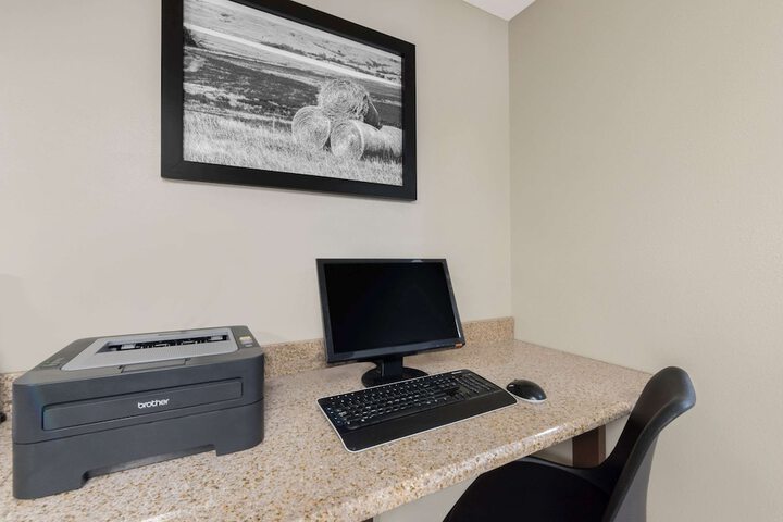Super 8 by Wyndham Pierre SD