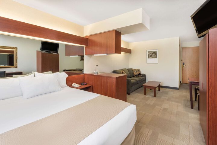 Room 10 of 16