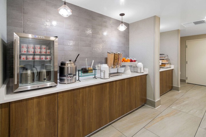 La Quinta Inn & Suites by Wyndham Orange County Airport