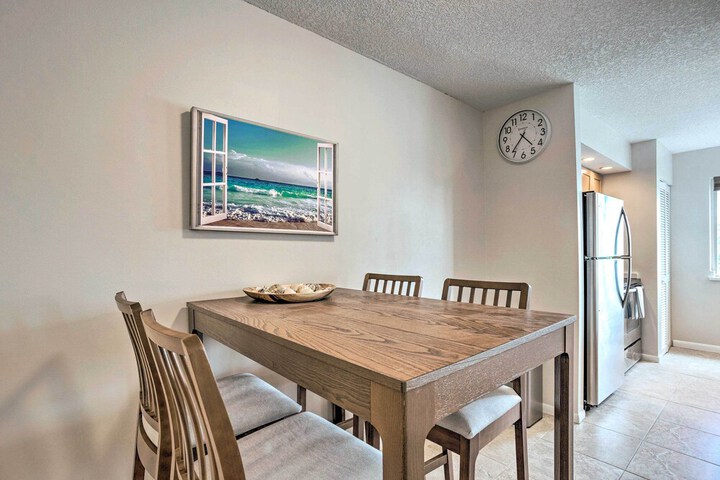 Jupiter Bay Condo w / Pool Half Mile to Beach!