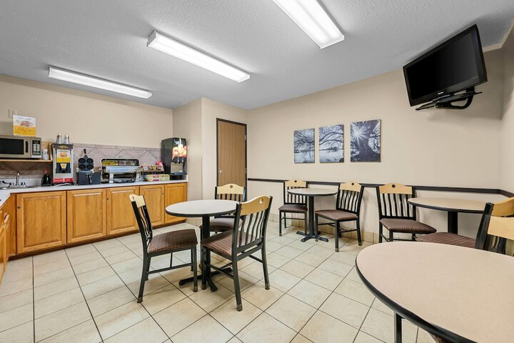 Super 8 by Wyndham Alexandria MN