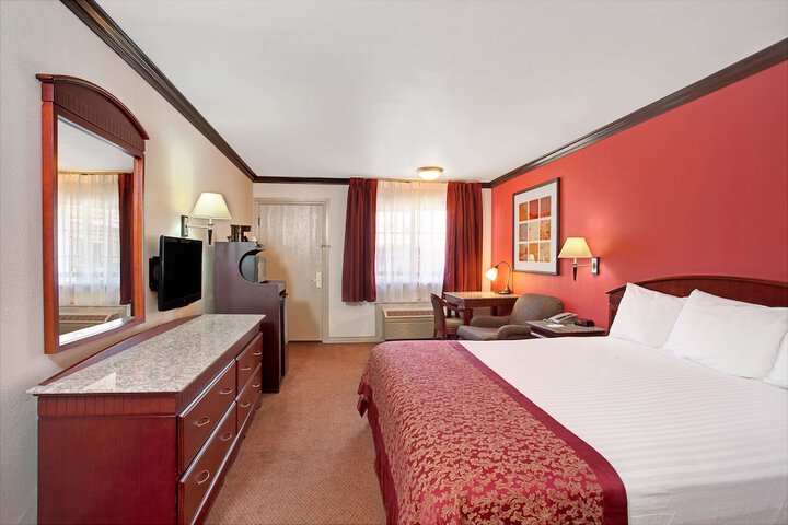 Room 5 of 9