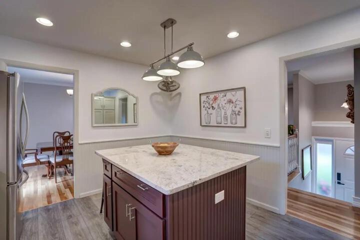 Spacious and Elegant Space with Premium Kitchen that is Ideal for Gathering with Friends and Family