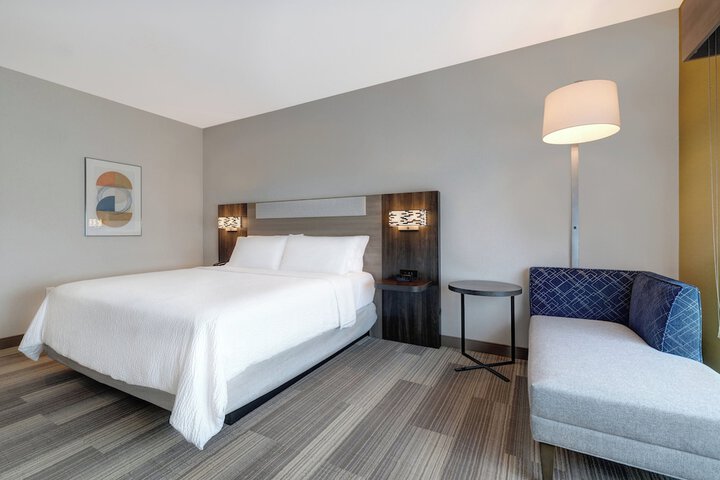 Holiday Inn Express & Suites Glendale Downtown by IHG