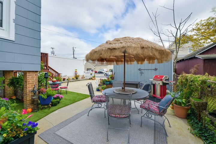 Cozy Ventnor Getaway: Walk to Public Beach!