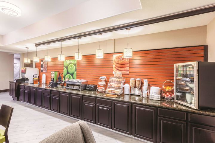 La Quinta Inn & Suites by Wyndham Houston Bush Intl Airpt E