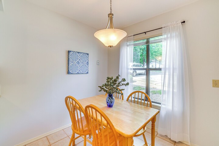 Bella Vista Townhome w / Deck Near Back 40 Trail!