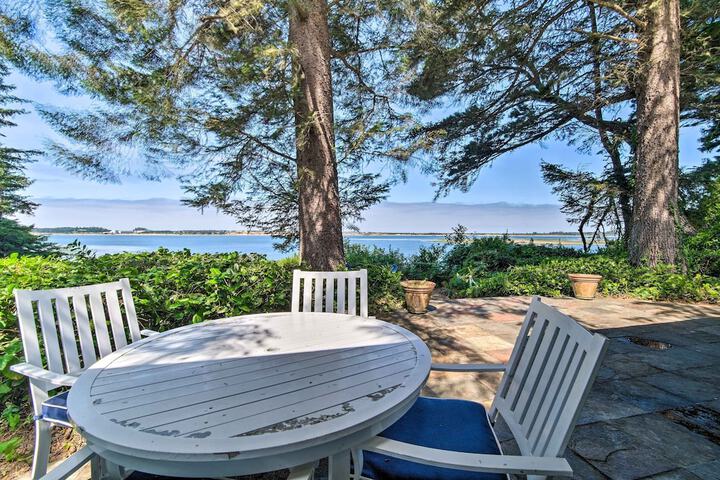 Enchanting Coos Bay Sanctuary w / Lush Views!
