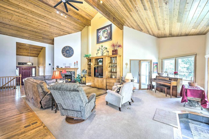Serene Monument Sanctuary w / Patio & Fire Pit!