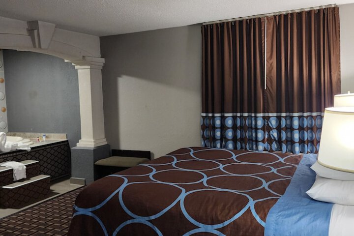 Room 9 of 11