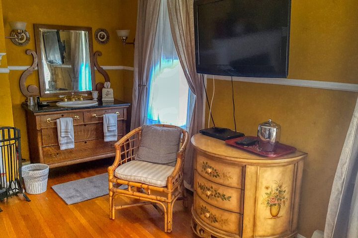 Room 73 of 104
