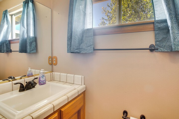 Spacious Lancaster Family Ranch - BBQ & Patio