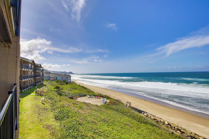 Comfortable Lincoln City Condo w / Patio & Views!
