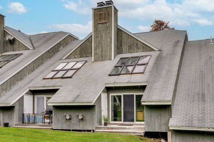 Mid-century Tenney Mountain Condo Near Hiking