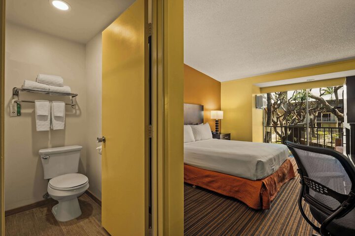 Best Western The Plaza Hotel Honolulu Airport - Free Breakfast