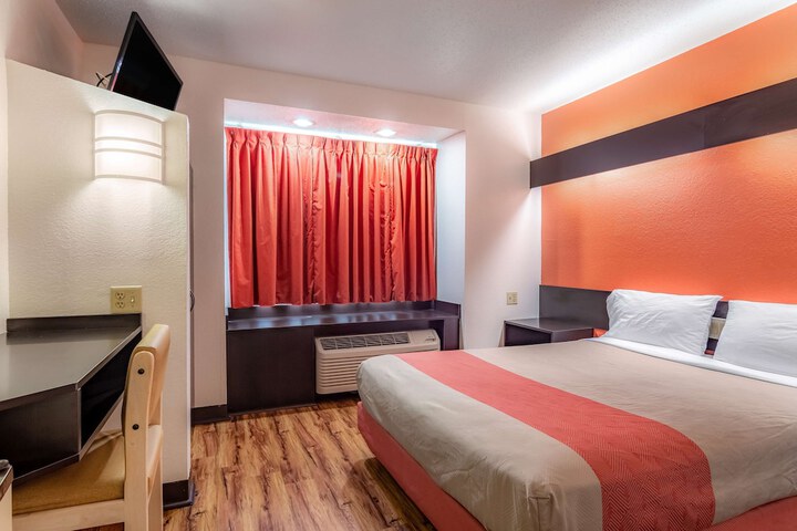 Room 13 of 30