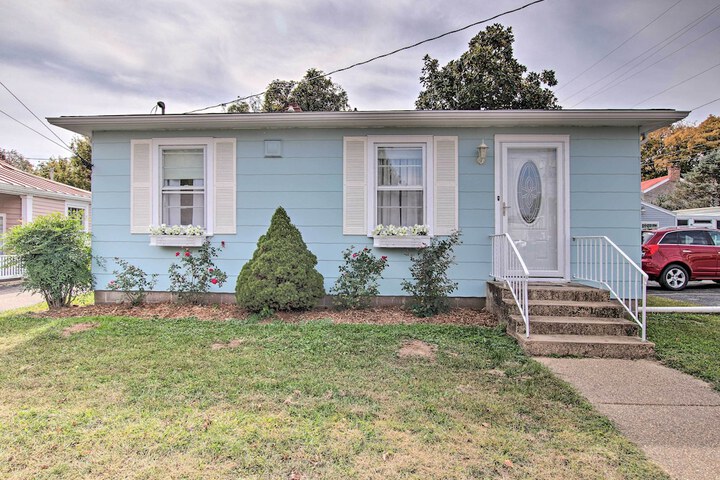 Cottage w / Yard Walk to Historic Attractions