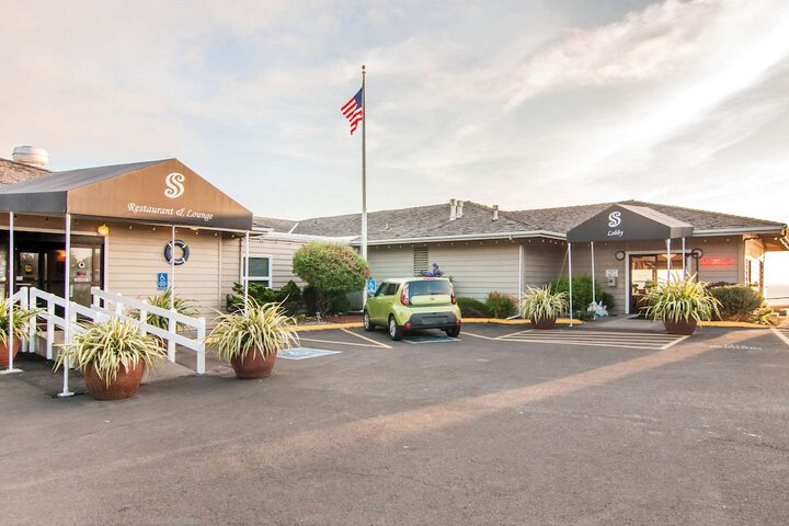 Clarion Inn Surfrider Resort