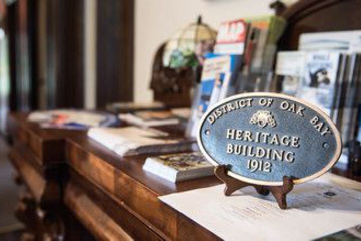 Oak Bay Guest House Bed & Breakfast