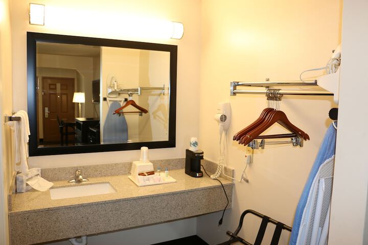 Room 5 of 8