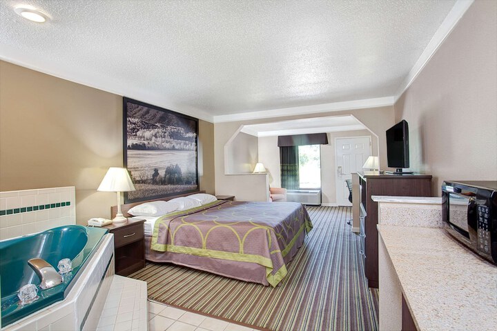 Room 9 of 15