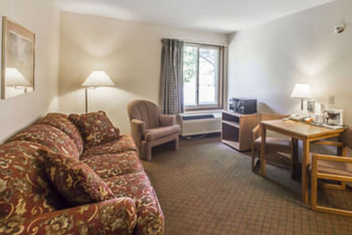 Econo Lodge Inn & Suites