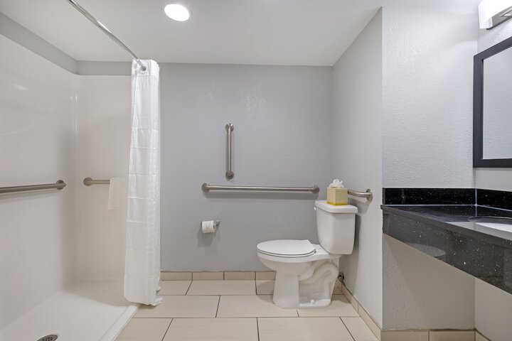 Clarion Hotel & Suites BWI Airport North