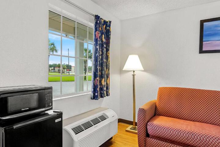 Travelodge Suites by Wyndham MacClenny