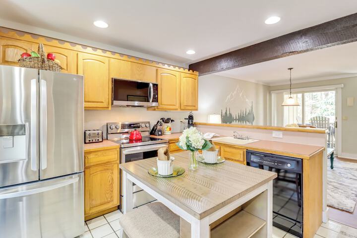 Hike Golf & Explore: Pocono Pines Townhome