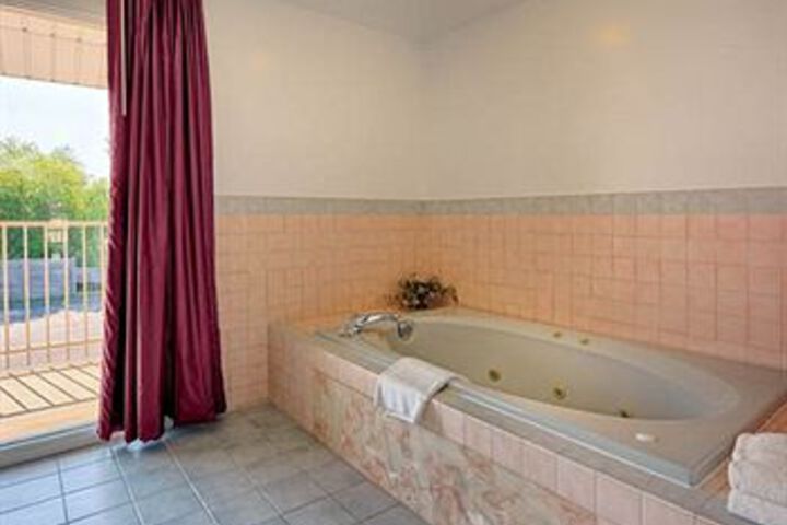 Econo Lodge Central