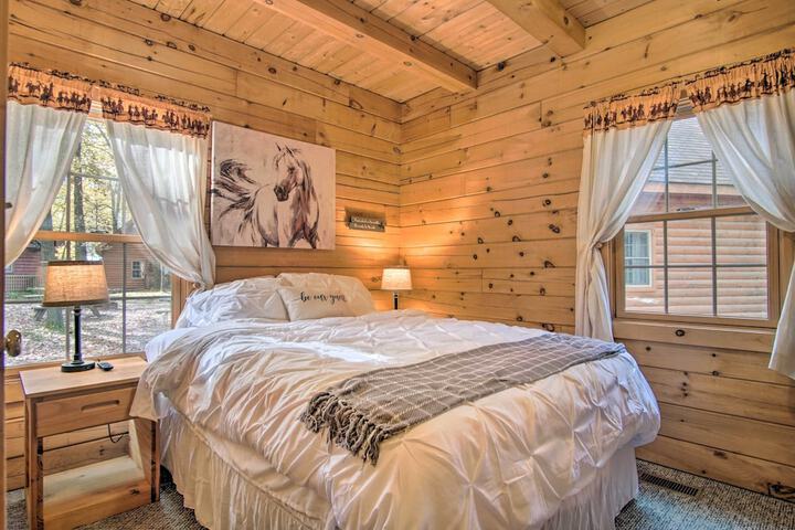 Rustic Rothbury Cabin w / Resort Amenity Access!