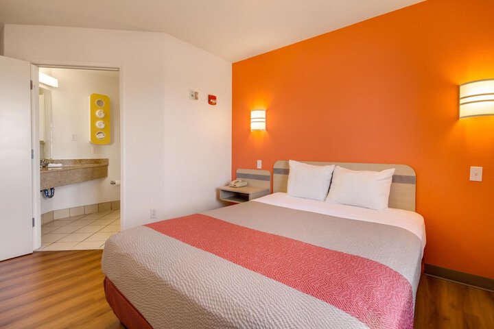 Howard Johnson by Wyndham Lemoore Near Naval Air Station