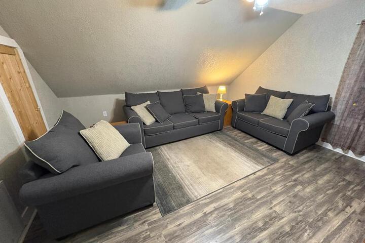 Spacious Rustic Downtown Market St. 1 Bedroom Apt Sleeps Up to 5, Steps to Honeywell & Eagles Theatre