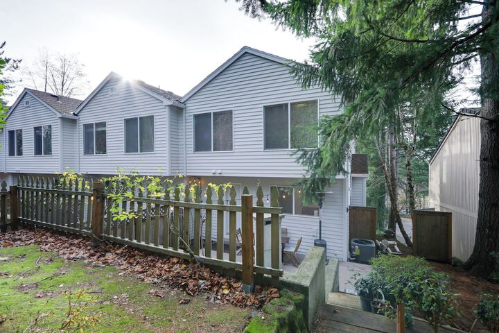 Lake Oswego Home w / Deck 9 Mi to Downtown Portland
