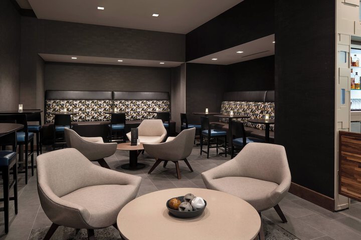 Lounge 34 of 38