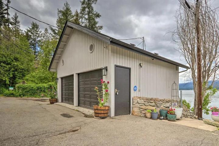 Lakefront Honeymoon Bay Studio Cottage