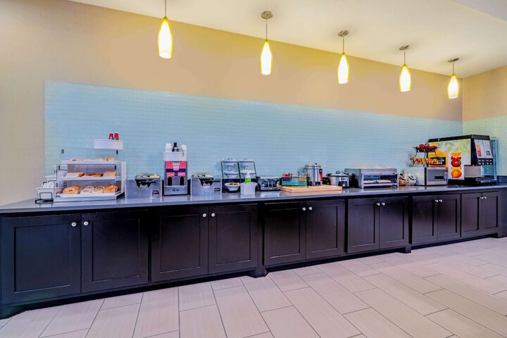 La Quinta Inn & Suites by Wyndham DFW Airport West - Bedford