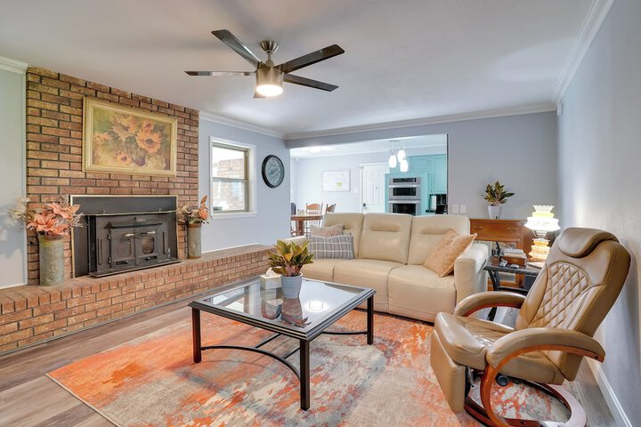 Lakefront Retreat in Jefferson w / Screened Porch!