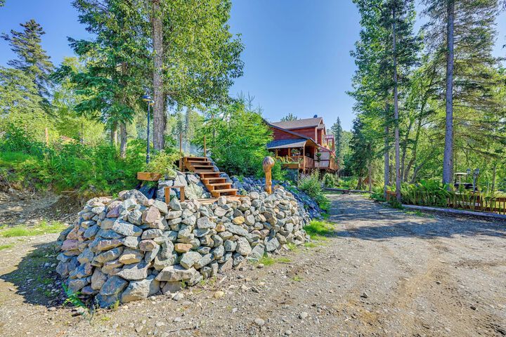 Cozy Kenai Abode w / Private Deck: 5 Mi to Ocean!
