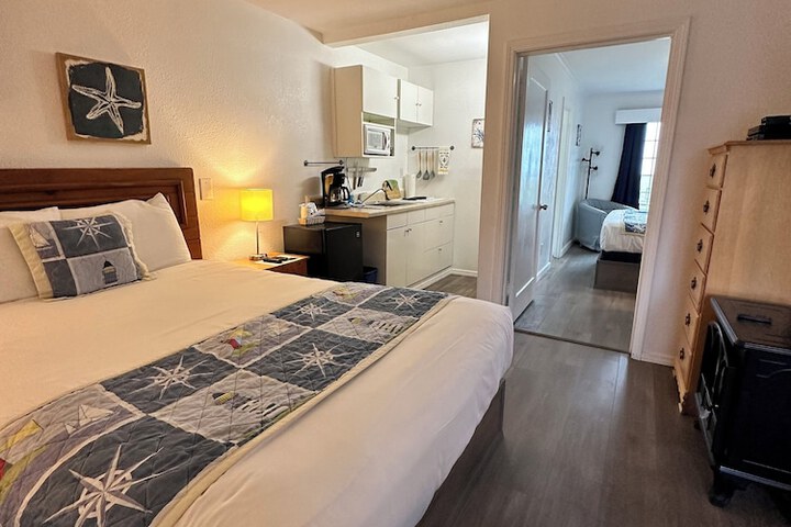 Tillicum Beach Motel (Deanes Oceanfront Lodge)