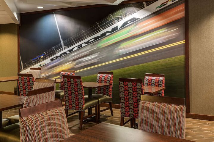Lounge 64 of 72