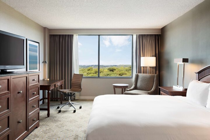 Hilton East Brunswick Hotel & Executive Meeting Center