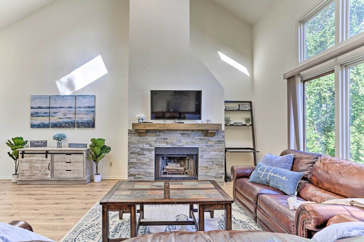 Gorgeous Vernon Township Condo w / Balcony!