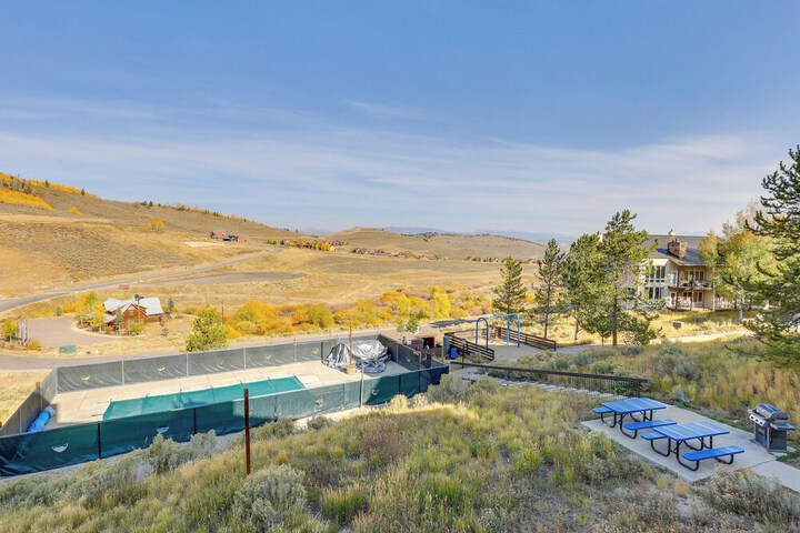 Ski-in / ski-out Granby Ranch Escape With Balcony!