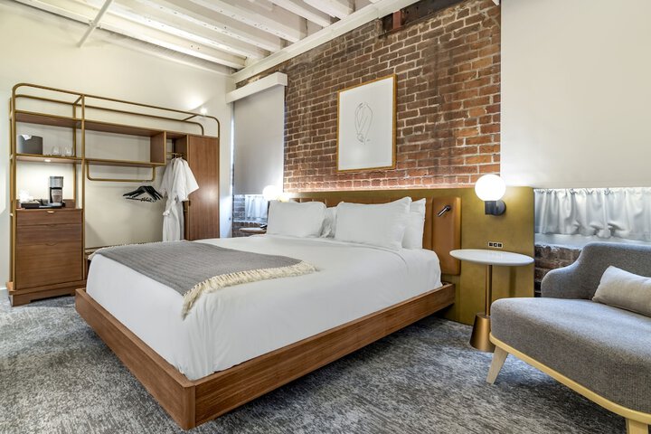 Room 32 of 67
