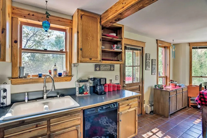 Cozy Home w / Deck & Mtn Views Walk to Casinos